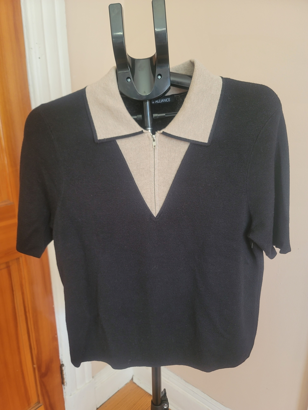 Black Short-Sleeve Zip Polo Sweater with Contrast Beige Collar
